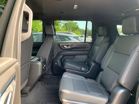 Used 2022 Chevrolet Suburban LT w/ Luxury Package RWD image 28