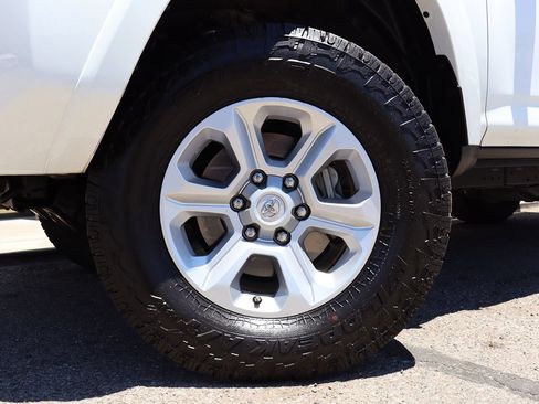 Used 2022 Toyota 4Runner SR5 AWD/4WD image 5