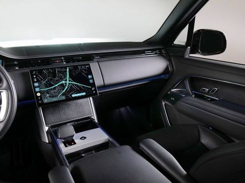 Certified 2025 Land Rover Range Rover SE AWD/4WD image 16