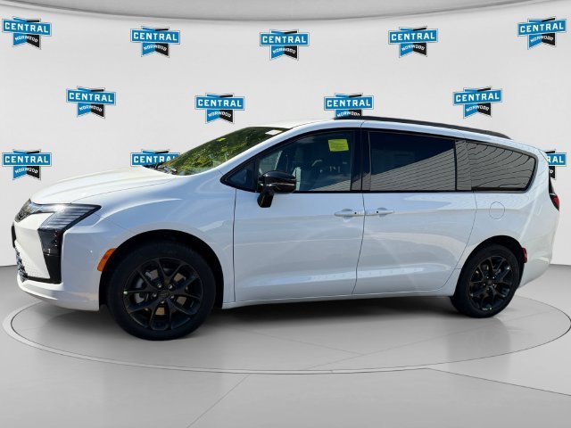 New 2027 Chrysler Pacifica Select AWD/4WD image 2