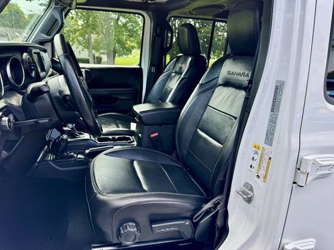 Used 2018 Jeep Wrangler Unlimited Sahara w/ Dual Top Group AWD/4WD image 16