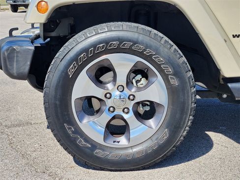 Used 2017 Jeep Wrangler Unlimited Sahara w/ Connectivity Group image 10