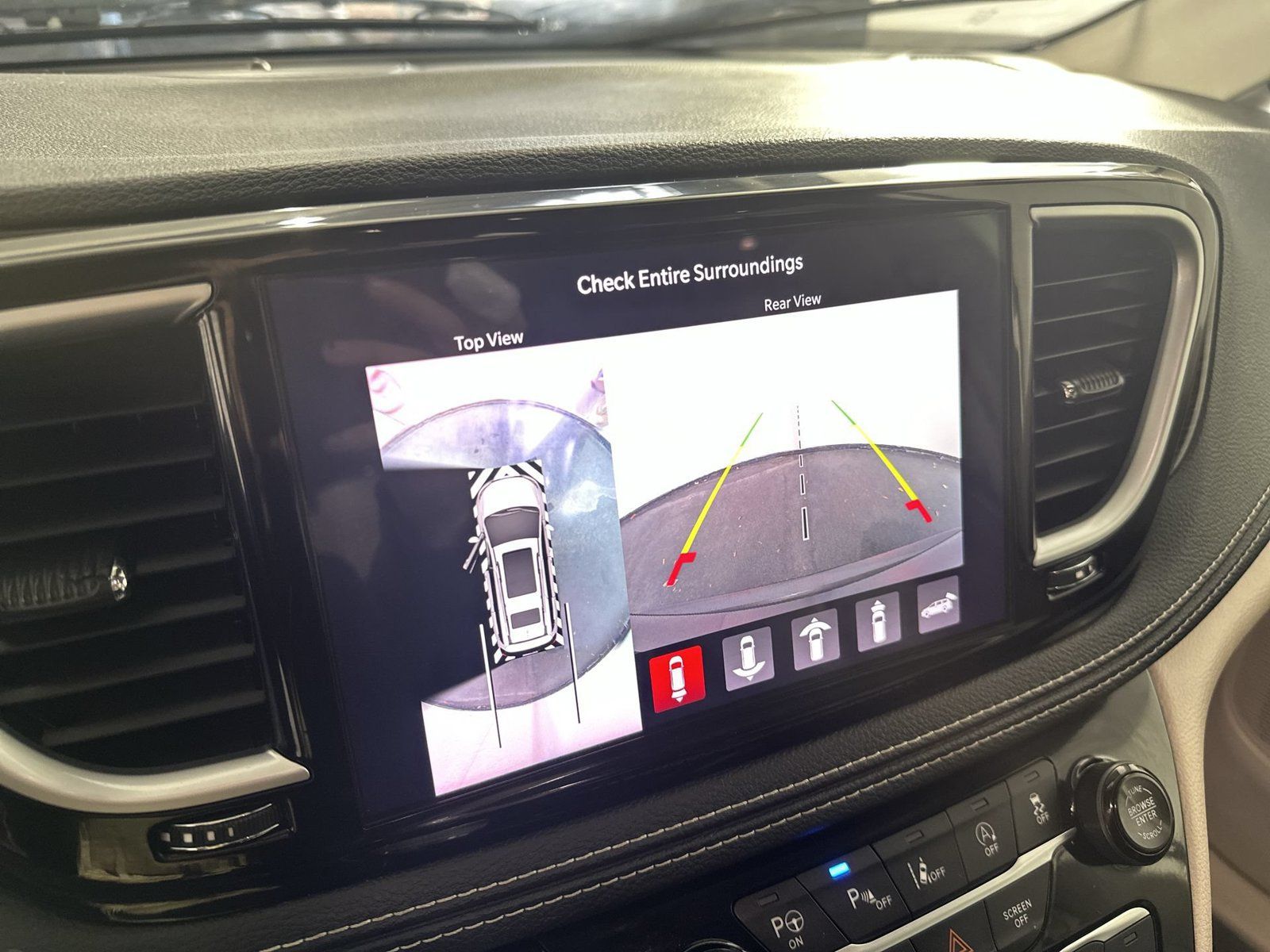 Used 2022 Chrysler Pacifica Limited FWD image 16
