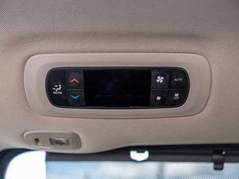 Used 2023 Chrysler Pacifica Limited FWD image 18