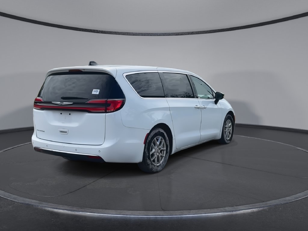 Used 2024 Chrysler Pacifica Touring-L FWD image 8