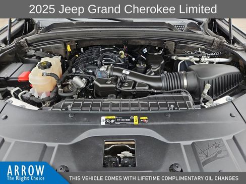 Used 2025 Jeep Grand Cherokee Limited AWD/4WD image 15