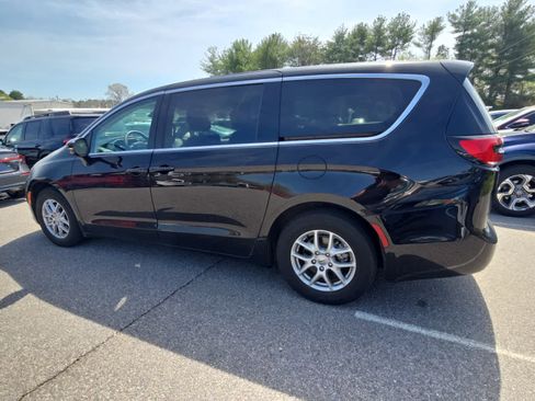 Used 2024 Chrysler Pacifica Touring-L FWD image 6