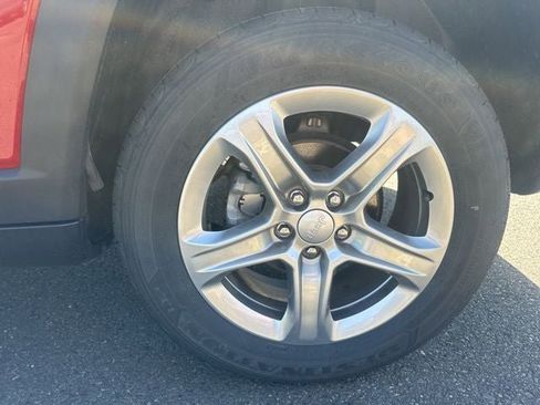 Used 2024 Jeep Compass Latitude AWD/4WD image 5