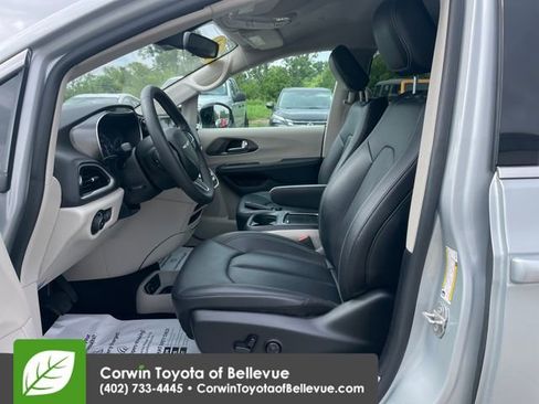 Used 2024 Chrysler Pacifica Touring-L FWD image 17