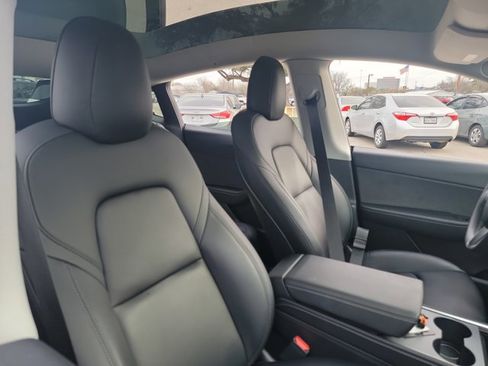 Used 2022 Tesla Model Y Long Range image 15