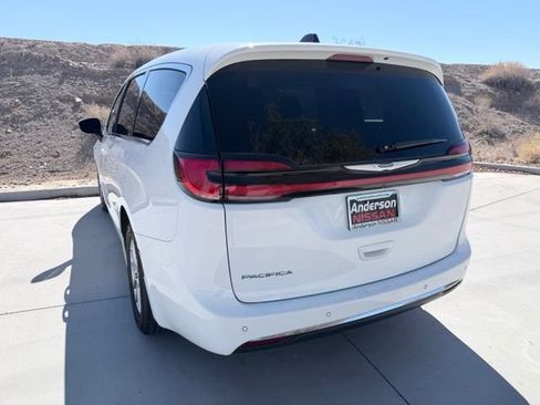 Used 2023 Chrysler Pacifica Touring-L FWD image 8