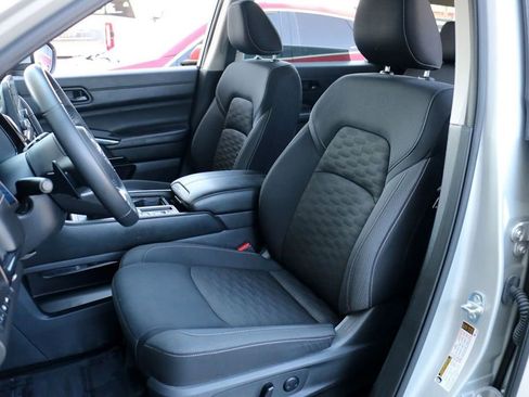 Used 2025 Nissan Pathfinder SV FWD image 18