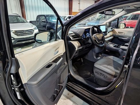 Used 2021 Toyota Sienna XLE w/ XLE Plus Package FWD image 14