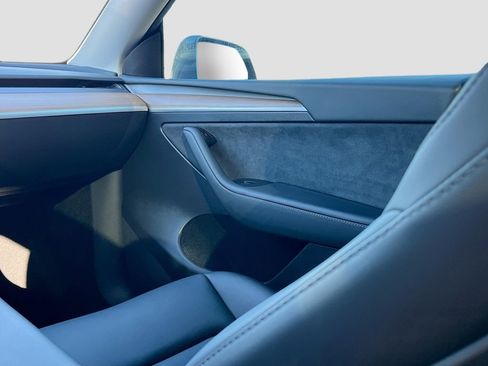 Used 2025 Tesla Model Y Long Range RWD image 21