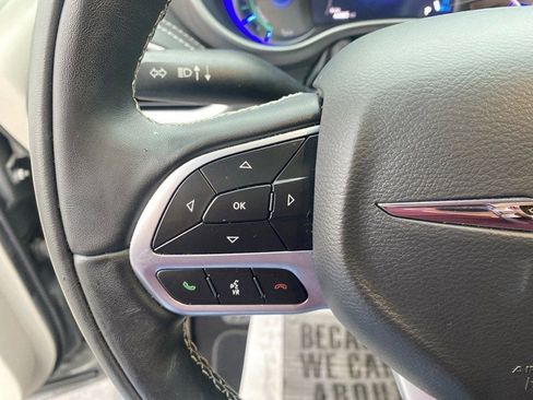 Used 2022 Chrysler Pacifica Touring-L image 18