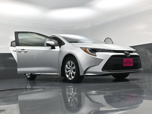 Used 2026 Toyota Corolla LE FWD image 24