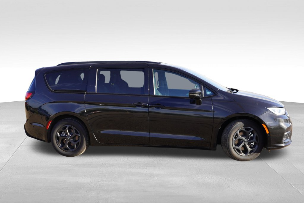Used 2024 Chrysler Pacifica Premium FWD image 3