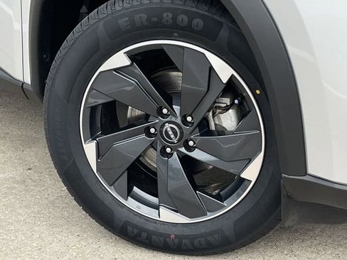 Used 2025 Nissan Rogue SV AWD/4WD image 9