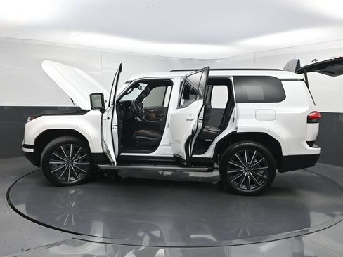 Used 2024 Lexus GX 550 w/ Accessory Package (2T) AWD/4WD image 40