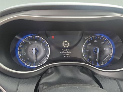 Used 2023 Chrysler Pacifica Touring-L FWD image 12