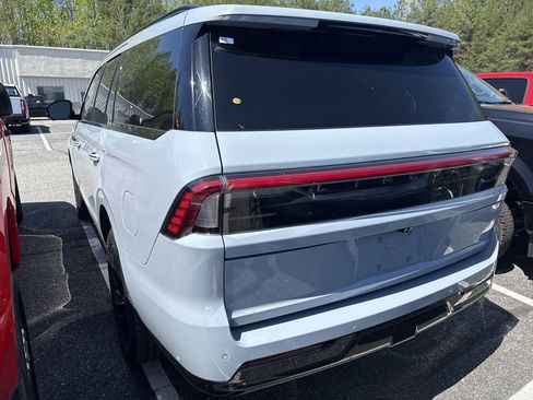 Used 2025 Lincoln Navigator Reserve w/ Jet Appearance Package image 14