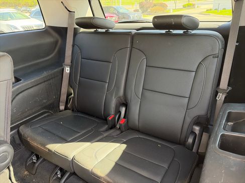 Used 2023 GMC Acadia SLT w/ Elevation Edition image 11