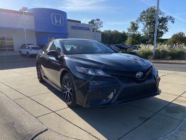 Used 2024 Toyota Camry SE FWD image 2