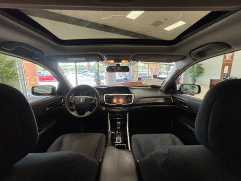 Used 2017 Honda Accord EX image 9