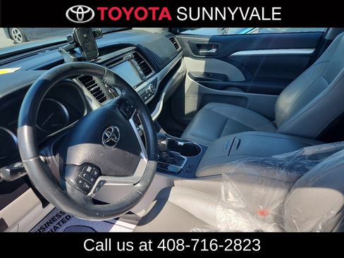 Used 2019 Toyota Highlander XLE AWD/4WD image 4