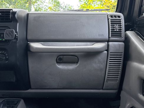Used 2004 Jeep Wrangler X w/ Convenience Group AWD/4WD image 36