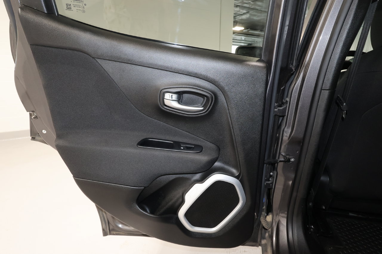 Used 2018 Jeep Renegade Latitude w/ Cold Weather Group AWD/4WD image 11