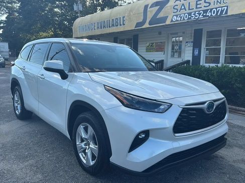 Used 2022 Toyota Highlander LE FWD image 1