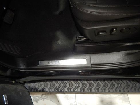 Used 2023 Chevrolet Suburban Z71 image 17