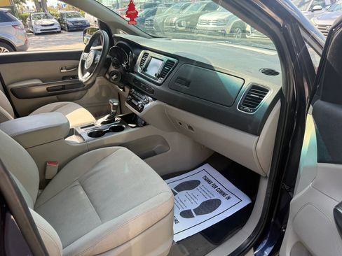 Used 2020 Kia Sedona LX image 19