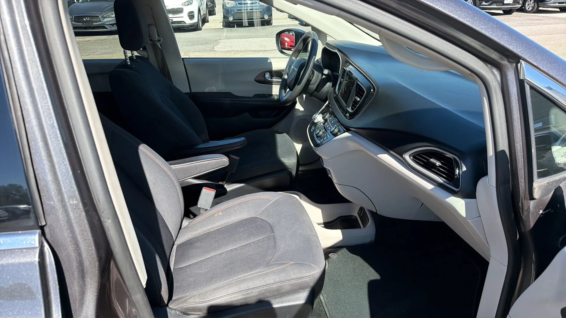 Used 2018 Chrysler Pacifica LX w/ Tire & Wheel Group FWD image 32
