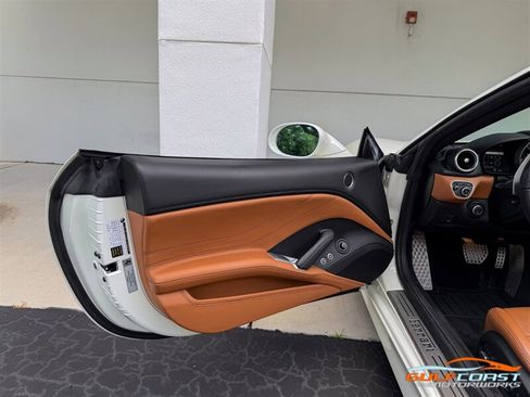 Used 2017 Ferrari California T RWD image 26
