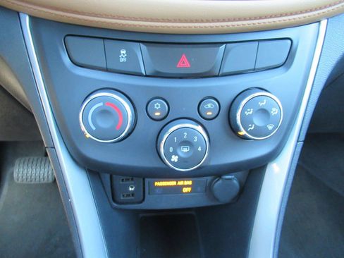 Used 2020 Chevrolet Trax LT w/ Driver Confidence Package FWD image 27