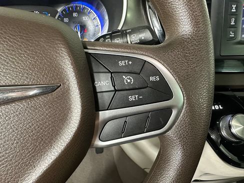 Used 2017 Chrysler Pacifica LX FWD image 12