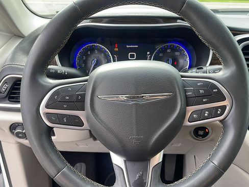 Used 2022 Chrysler Pacifica Limited FWD image 22