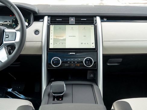 New 2025 Land Rover Discovery S image 19