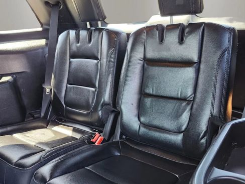 Used 2017 Ford Explorer XLT w/ Equipment Group 202A AWD/4WD image 18