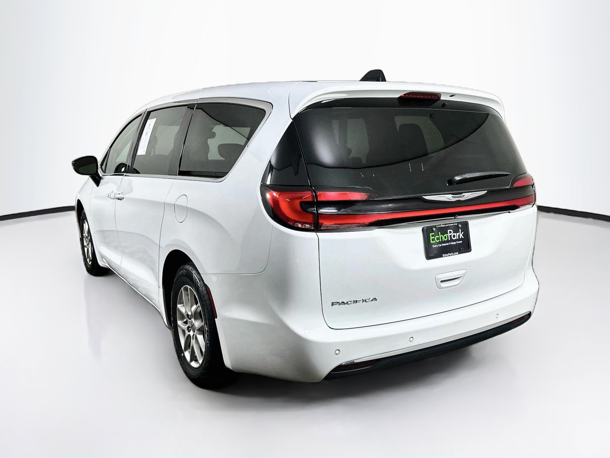 Used 2024 Chrysler Pacifica Touring-L FWD image 5