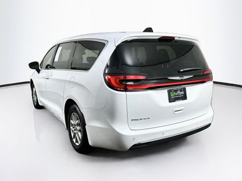 Used 2024 Chrysler Pacifica Touring-L FWD image 5