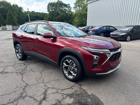 Used 2025 Chevrolet Trax LT FWD image 1