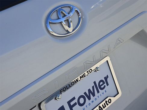 Used 2020 Toyota Sienna XLE image 11