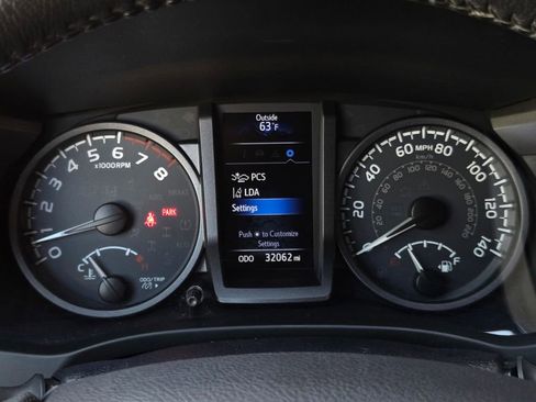 Used 2018 Toyota Tacoma TRD Off-Road w/ Technology Package AWD/4WD image 26
