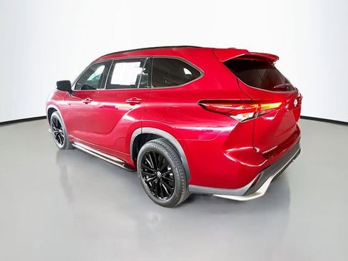 Used 2023 Toyota Highlander XSE FWD image 6