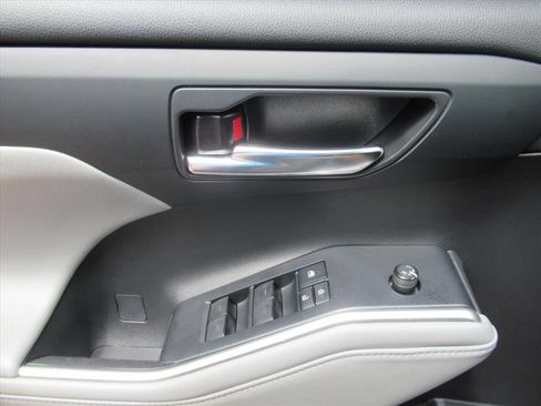 Used 2022 Toyota Highlander XLE FWD image 20
