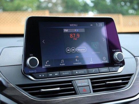 Used 2025 Nissan Altima 2.5 SV FWD image 11