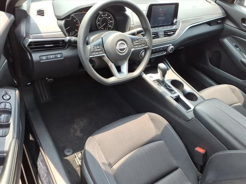 Used 2025 Nissan Altima 2.5 SV FWD image 17